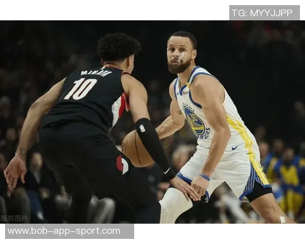 库里第三节狂飙20分助力球队逆转局势重燃胜利希望